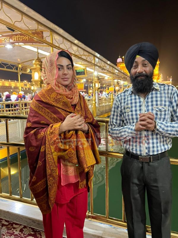  Neeru Bajwa paid obeisance at Sri Harmandir Sahib