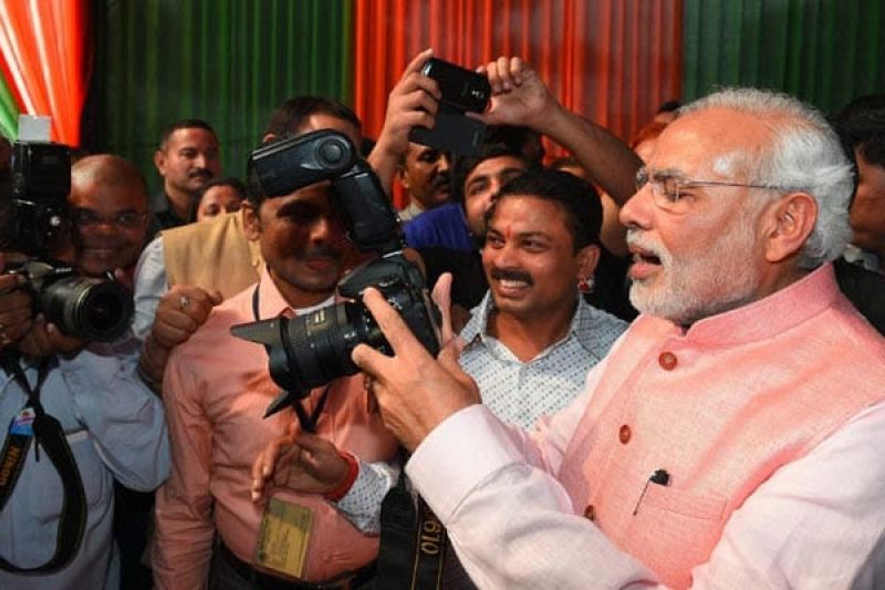PM Modi Using Email Digital Camera in 1988 