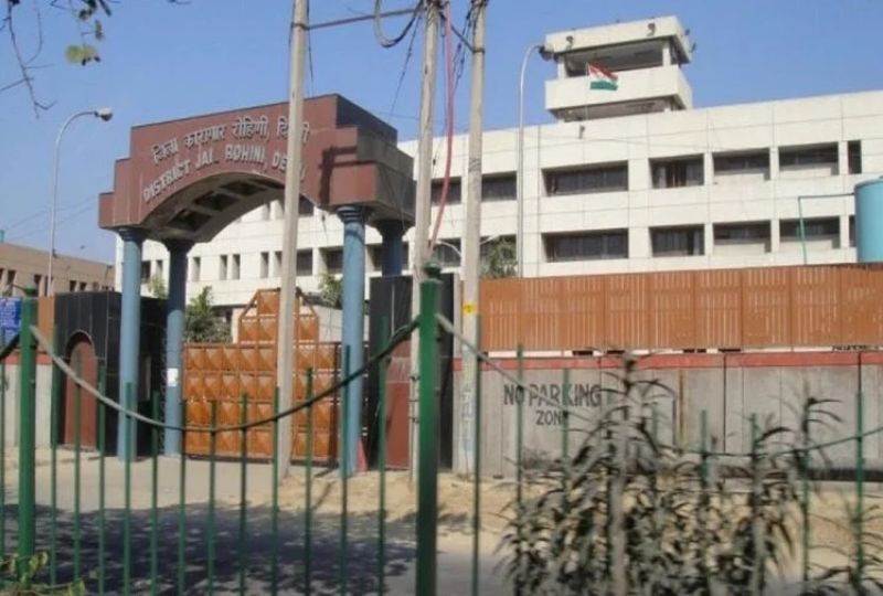 Four people, including gangster Gogi, were killed in a gang war in Delhi's Rohini court