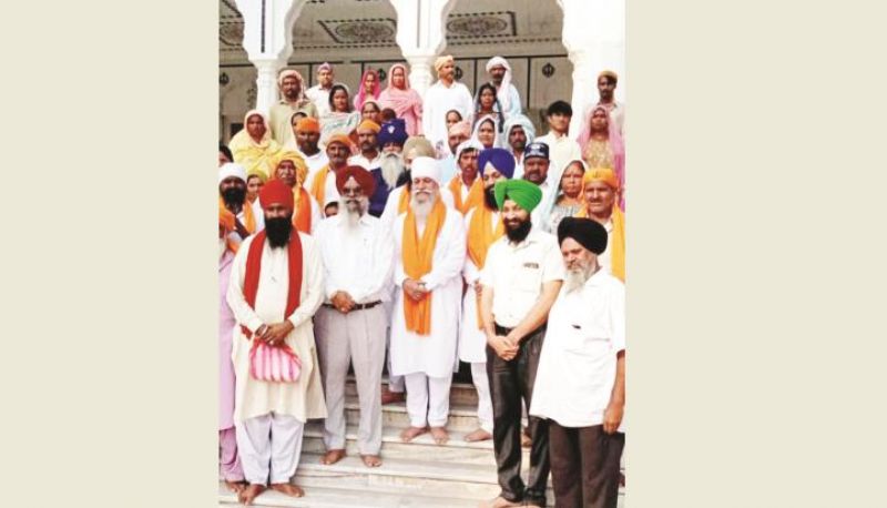 A group of Sikh pilgrims from Benazir Bhutto town arrive at Amritsar