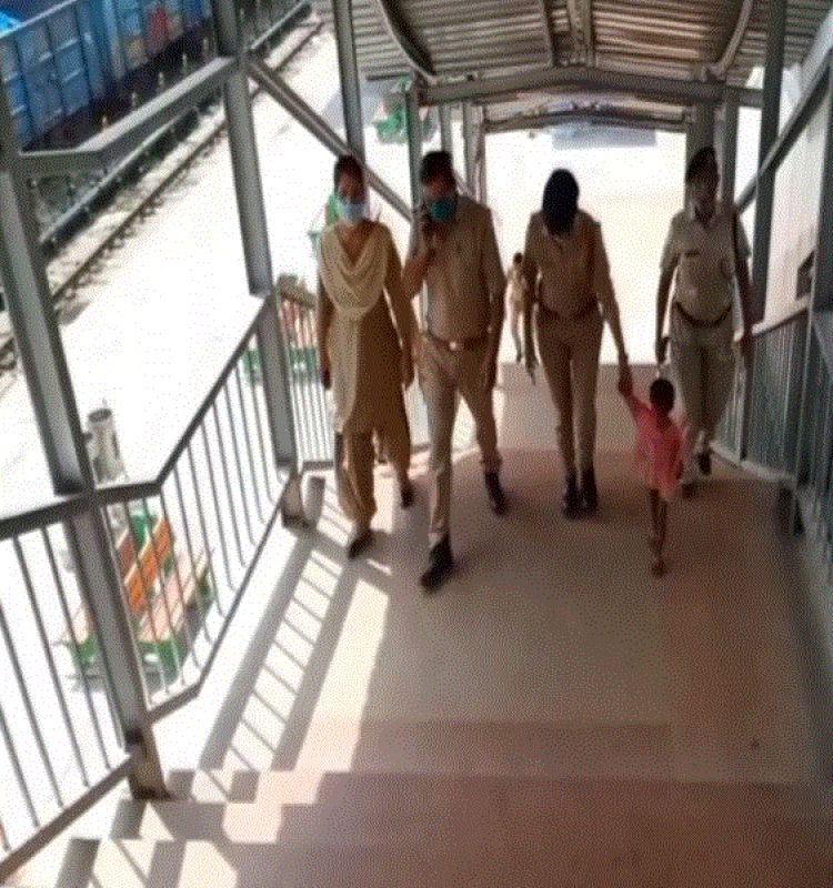 2-year-old daughter saves unconscious mother