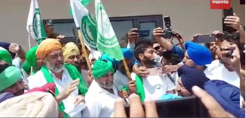 Farmers Stop Sukhbir Badal 's Punjab yatra