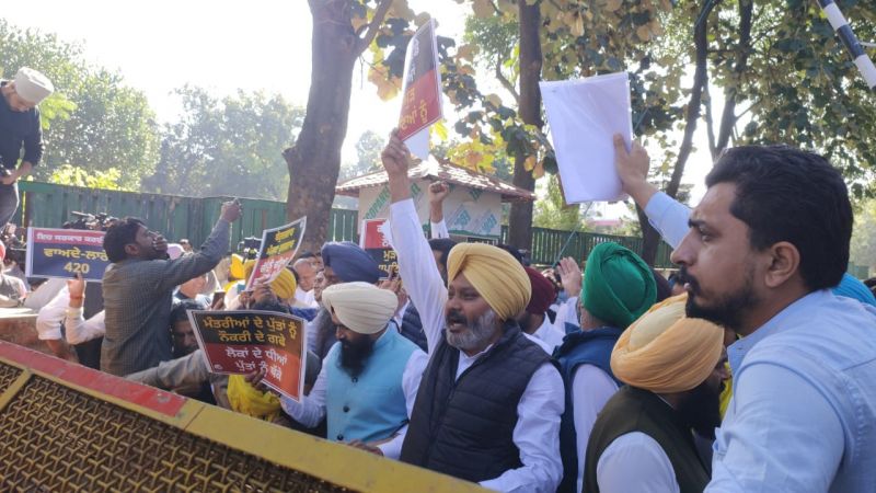 AAP Gheraoed CM residence on the issue of Unemployment in the state