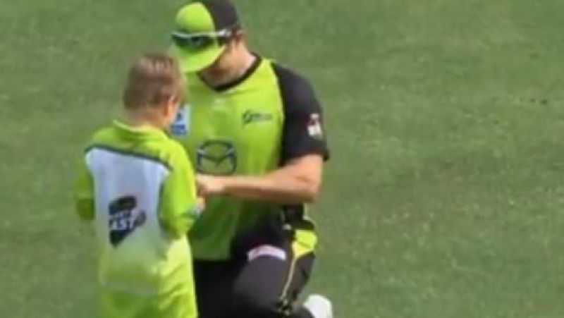 Shane Watson gives autograph to Son