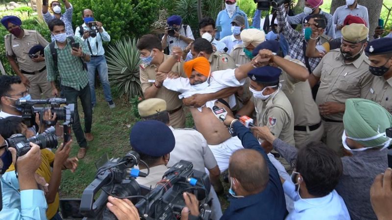 AAP protests in front of Capt Amarinder Singh's residence against scholarship scam