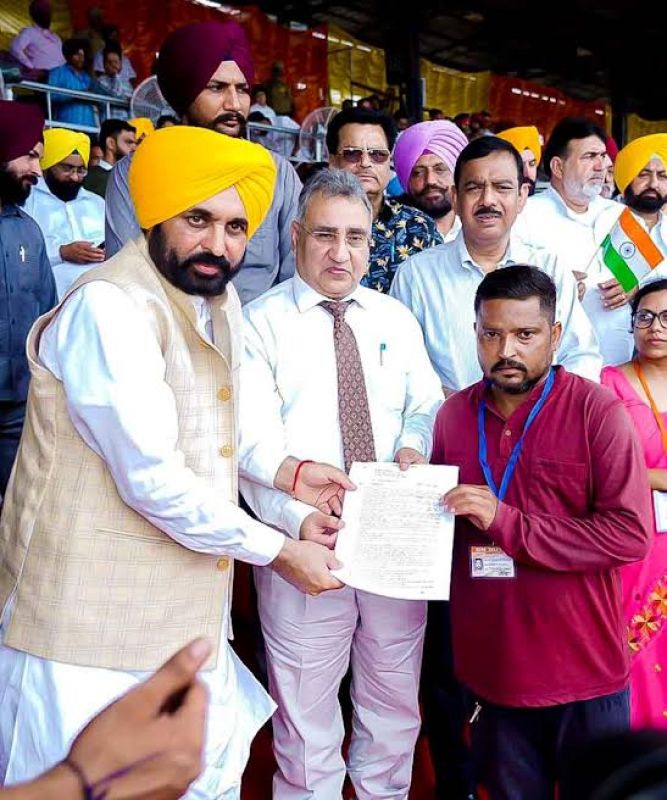Independence Day bonanza for 3600 Safai Karamcharis/Safai Mitras of Ludhiana as CM hands over regularisation letters