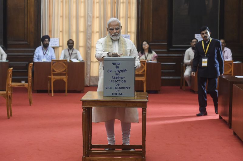 PM Modi casts his vote