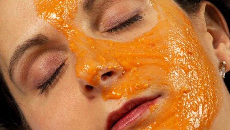 Make the face shiny with carrot face pack