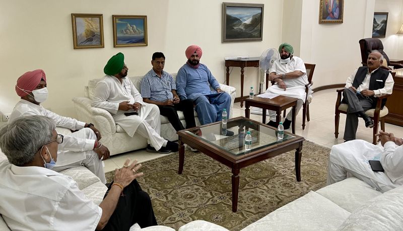  Navjot Sidhu holds first meeting with Punjab Chief Minister
