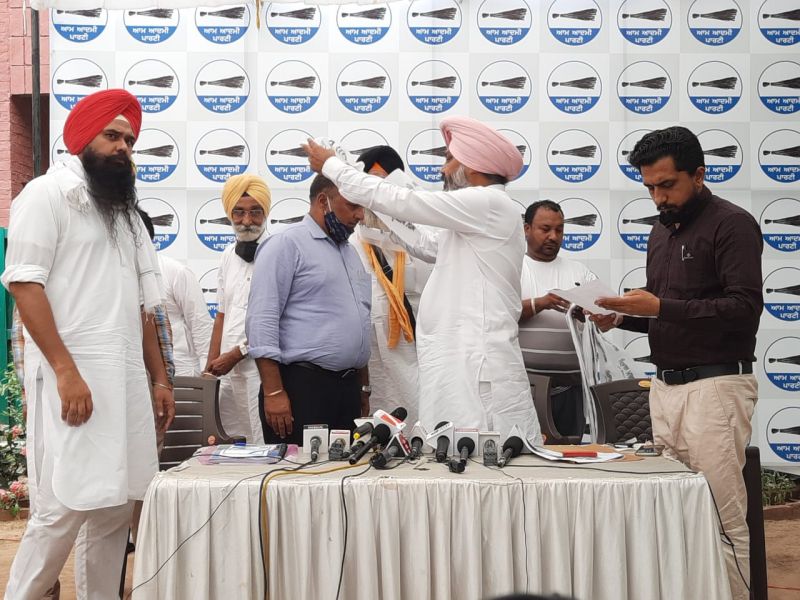 Leaving Congress and Akali Dal, Zila Parishad and Block Samiti members join AAP