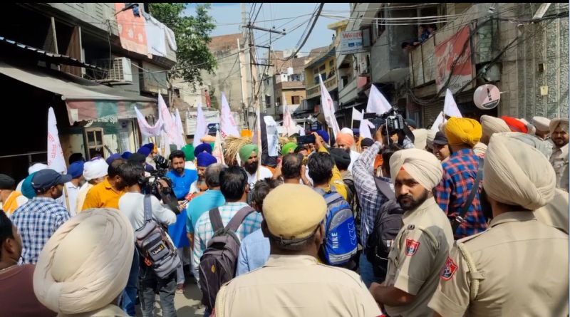 Farmers Protest Ouside Tarun Chugh house