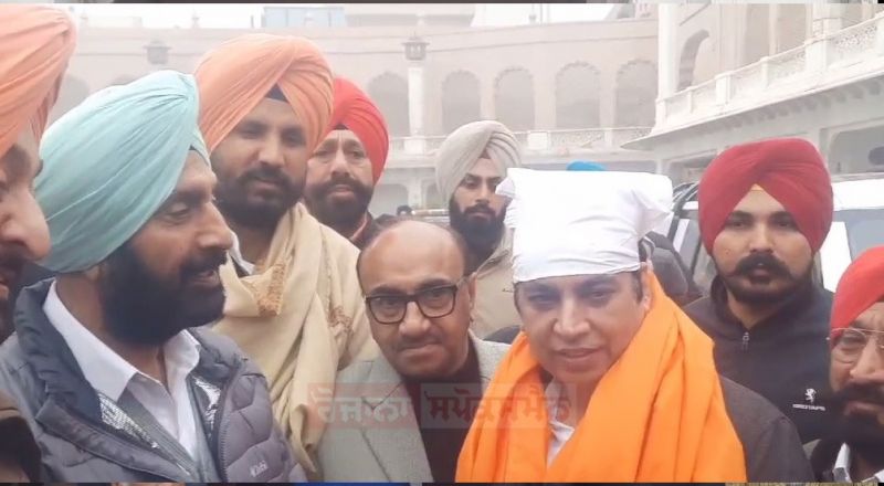 Punjab Congress In-charge paid obeisance at Sri Darbar Sahib
