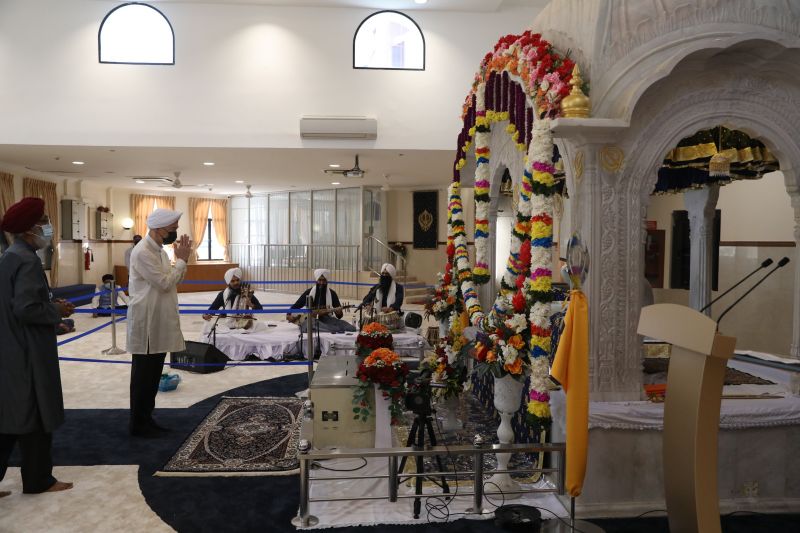 Singapore PM  praises Sikh community for their services during COVID-19 pandemic