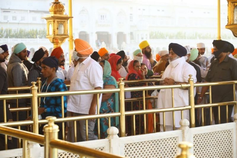 Sukhbir Badal pays obeisance at Darbar Sahib with his family
