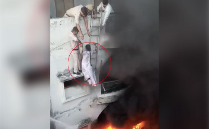 Police staff Saved the life of lady