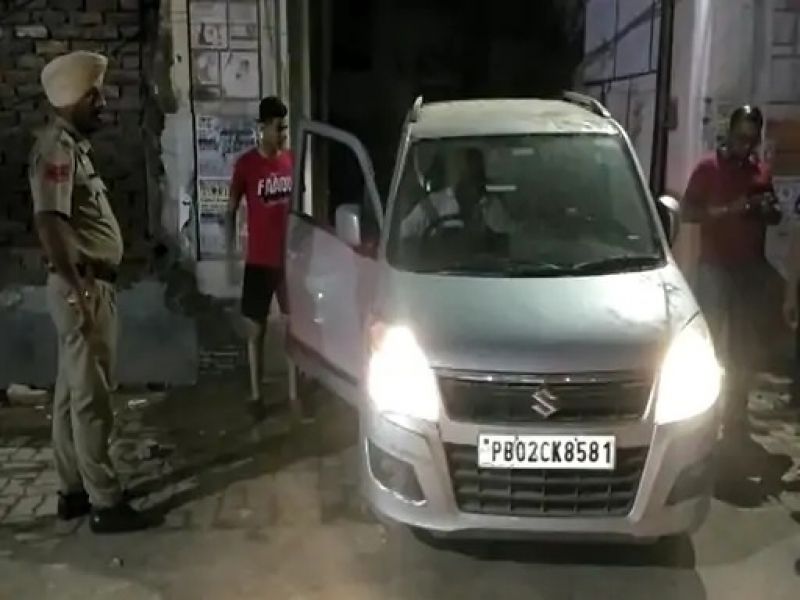 The wall of the building collapsed in Amritsar, 5 vehicles were smashed