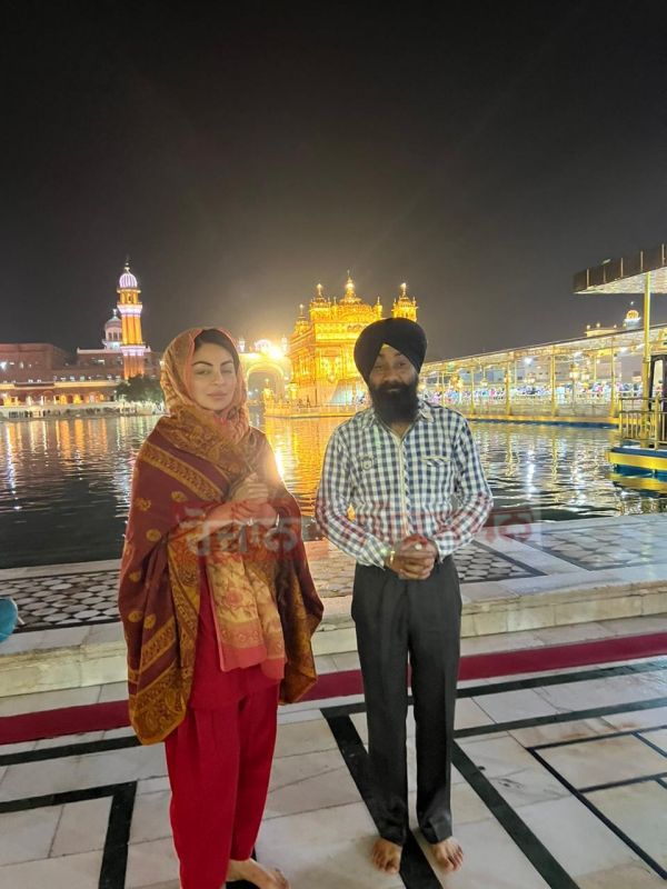  Neeru Bajwa paid obeisance at Sri Harmandir Sahib