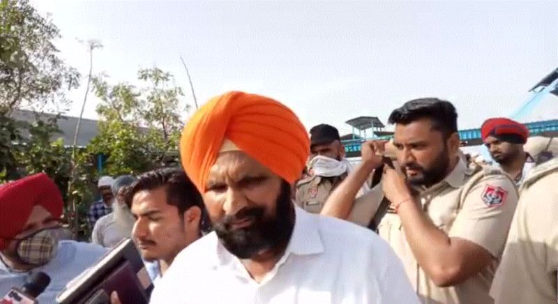 Opposition of MLA at the cremation of both the girls in village Sekha Khurd