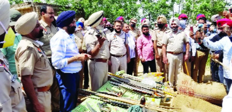 ਨਿਹੰਗਾਂ ਨੂੰ ਕਾਬੂ ਕਰਨ ਤੋਂ ਬਾਅਦ ਉਨ੍ਹਾਂ ਕੋਲੋਂ ਬਰਾਮਦ ਹਥਿਆਰ ਵਿਖਾਉਂਦੇ ਪੁਲਿਸ ਅਧਿਕਾਰੀ।  ਪੀਟੀਆਈ