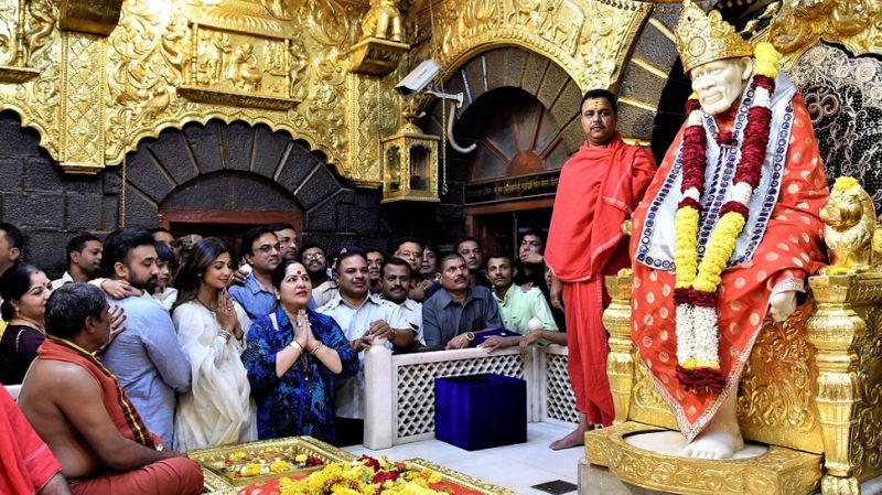 Shilpa Shetty donates gold crown in Sai Baba temple