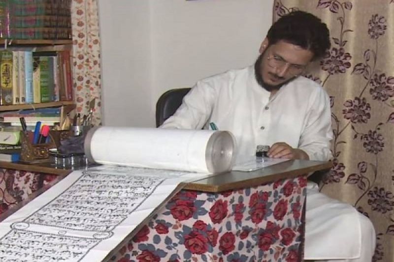 Kashmiri Youth writes Quran on 500 meter long paper
