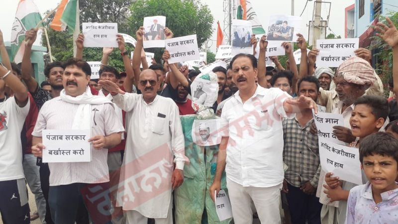 Congress protest near Delhi CM Arvind Kejriwal's residence