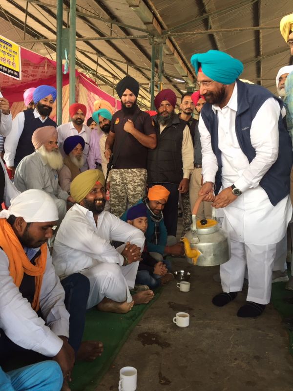 Sukhjinder Singh Randhawa langar sewa at Dana Mandi