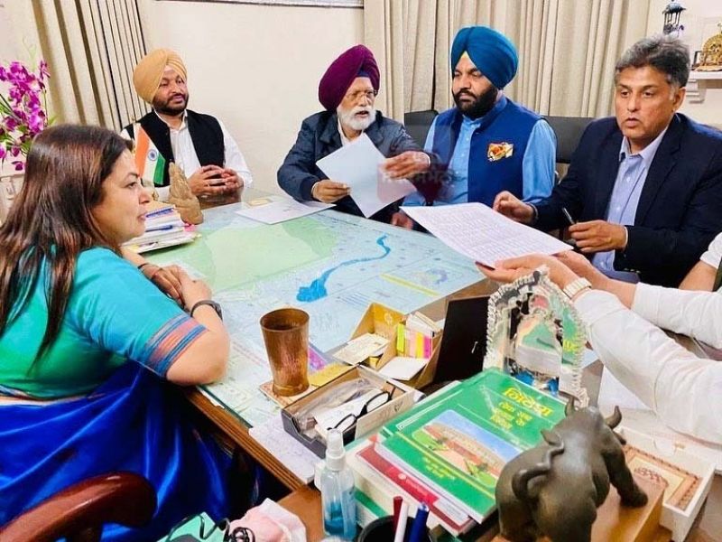 6 Congress MPs from Punjab meet Union Minister Meenakshi Lekhi