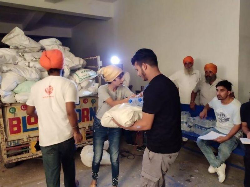 Khalsa Aid Distributes Essential Items & Money Among 300 Kashmiri Students
