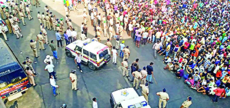 ਮੁੰਬਈ 'ਚ ਰੇਲਵੇ ਸਟੇਸ਼ਨ 'ਤੇ ਇਕੱਠੇ ਮਜ਼ਦੂਰਾਂ। 